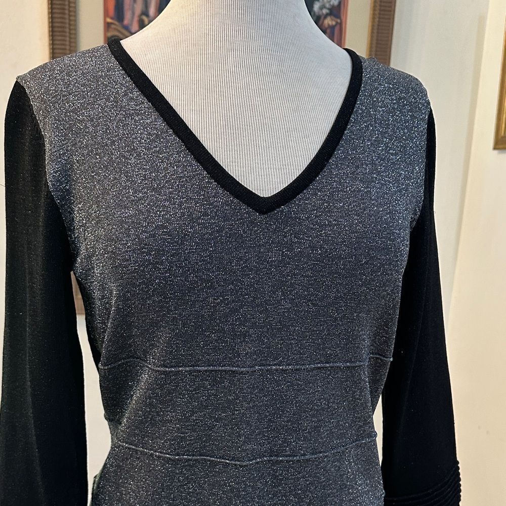 Cable & Guage Black/Silver Shimmer V-Neck Top Size Medium - Picture 2 of 13